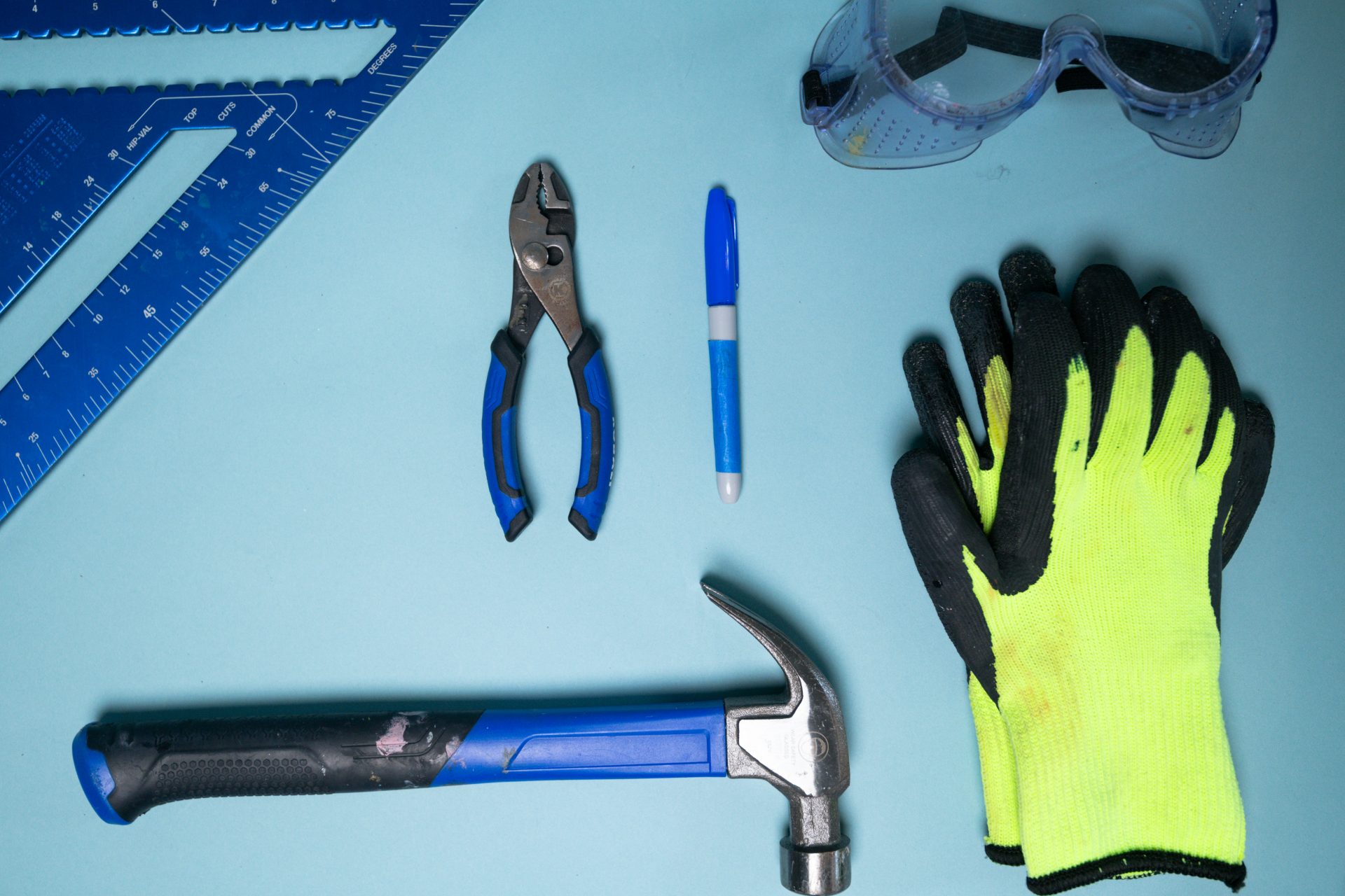 Outils nécessaires : marteau, pince, marqueur, gants et lunettes de sécurité.